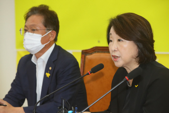 심상정 정의당 대표가 18일 국회에서 열린 의원총회에서 발언하고 있다. 연합뉴스